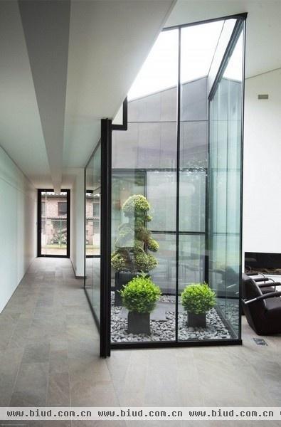 中性色地板极简家居 比利时创意设计住宅(图)