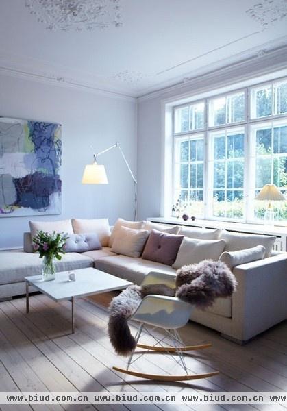 纯白地板艺术家公寓 北欧风也有烂漫色彩(图)