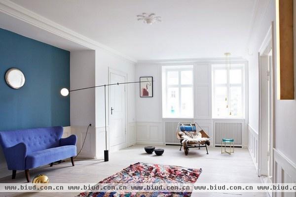 纯白地板艺术家公寓 北欧风也有烂漫色彩(图)