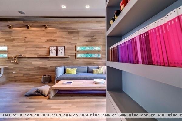 原木装饰盎然生机 最炫色彩风以色列公寓(图)