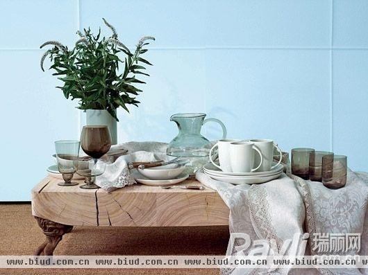 原木餐桌＋白色桌布，粗犷与精致营造清雅清新感　ZARA HOME