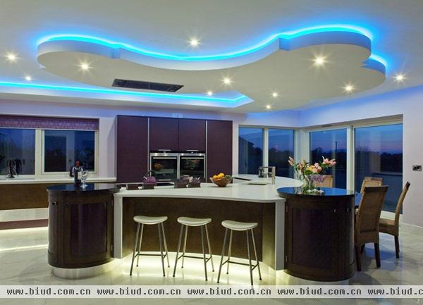 灯光与瓷砖完美搭配 厨房亦能鲜艳多彩