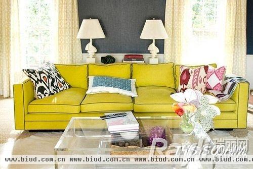 我们在客厅里加一个彩色艳丽的沙发，同时添加一些点缀的靠背