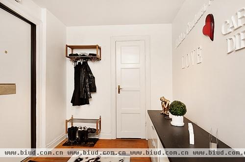 卧室壁纸很典雅 57平米时尚单身小公寓(组图)