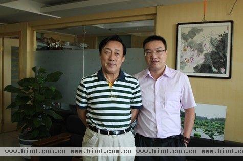 中国建筑装饰协会秘书长张仁合影（左）和一号家居网负责人张晓辉（右）