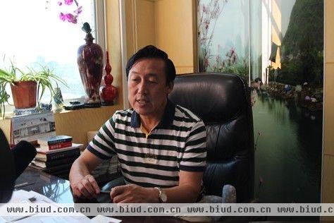 中国建筑装饰协会秘书长张仁接受采访