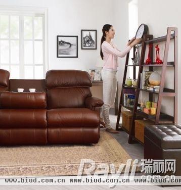 LAZ-BOY栗色或酒红色休闲沙发是由美国AVA脊骨神经科学会推荐，满足人体腰与背的全面支撑。