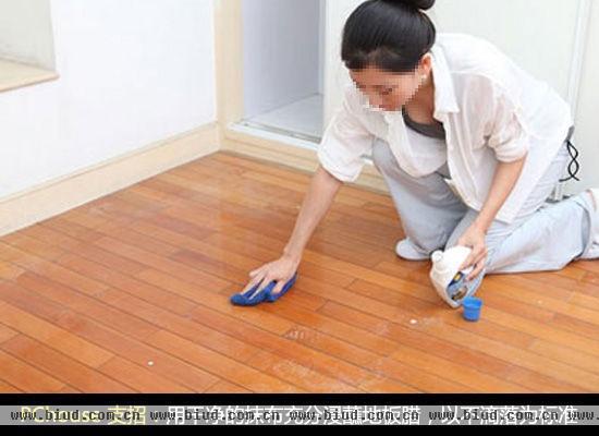 给地板做“面膜” 看地板打蜡养护攻略