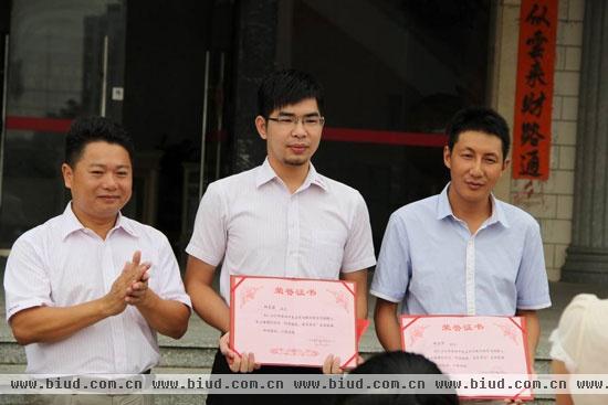 李向阳董事长为两位英雄颁发表彰鼓励证书