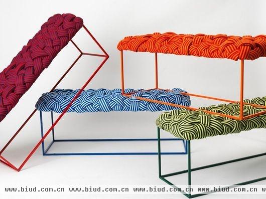 用彩色编织桌椅