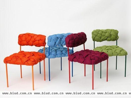 用彩色编织桌椅