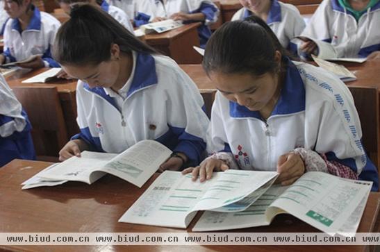 生活家地板：团昭苏县委举行“请孩子读本书”公益活动捐赠仪式