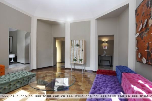 意大利米兰现代中性主题艳色装饰公寓(组图)