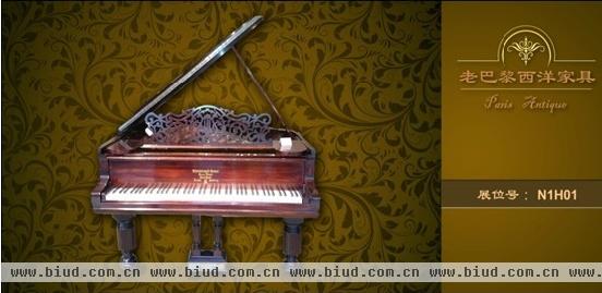 图为西洋古董三角钢琴