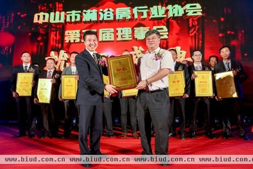 中山市人民政府副市长冯煜荣给向伟昌会长授牌