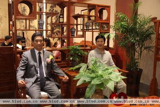中国家协理事长朱长岭（左一）亲临东成红木展厅