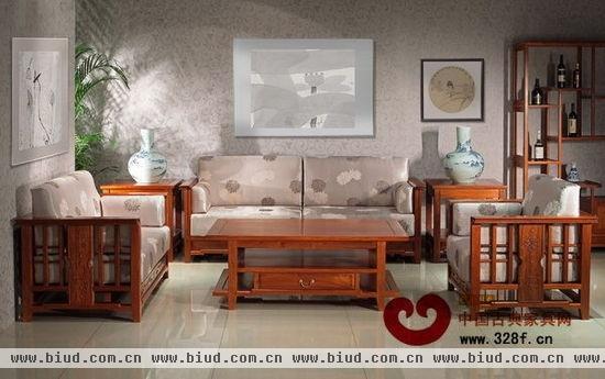 东成红木在本届名家具展上的主打作品——缅甸花梨致和沙发