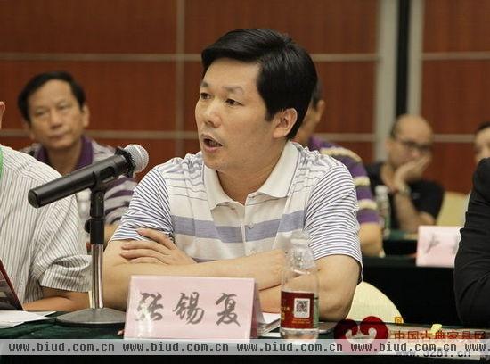 东成红木董事长张锡复在中式红木家具领袖峰会上发言