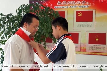上海市环境保护产业协会李伟先生被佩戴红领巾