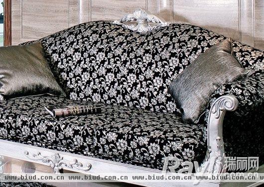 银色古典造型沙发搭配深色天鹅绒面料提升奢华感