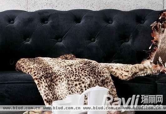 黑色天鹅绒绷扣沙发+豹纹盖毯，天生就带着高贵气质。