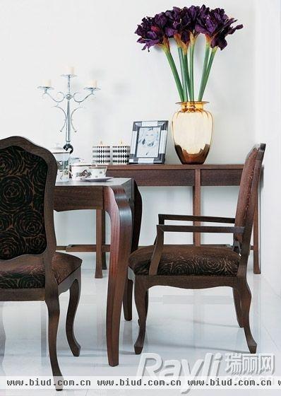 捷隆　只需印花天鹅绒餐椅就可提升就餐区奢华气质