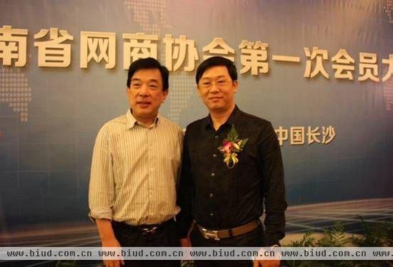 董事长兼CEO谭远程（右）与协会首届会长、友阿股份董事长胡子敬（左）合影