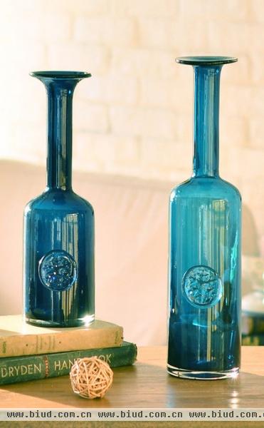 蓝色玻璃细口花瓶