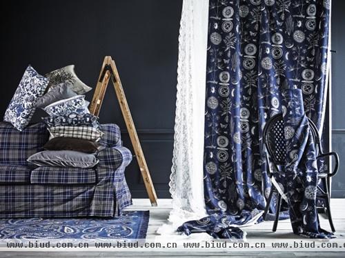与蓝色亲密接触。苏格兰格子和花卉图案织物相互混搭，打造出这一柔和而坚韧有力的装饰风格。