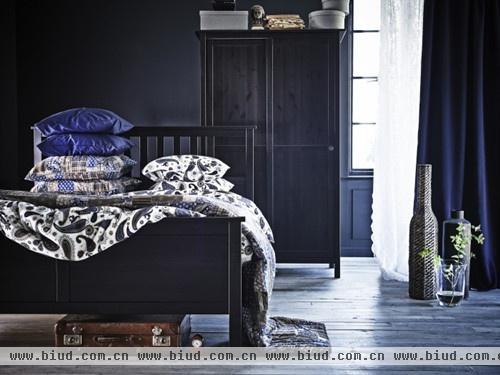 涡纹世界。黑褐色及铁制家具完美衬托了繁复的深蓝色涡汶印花图案布料。