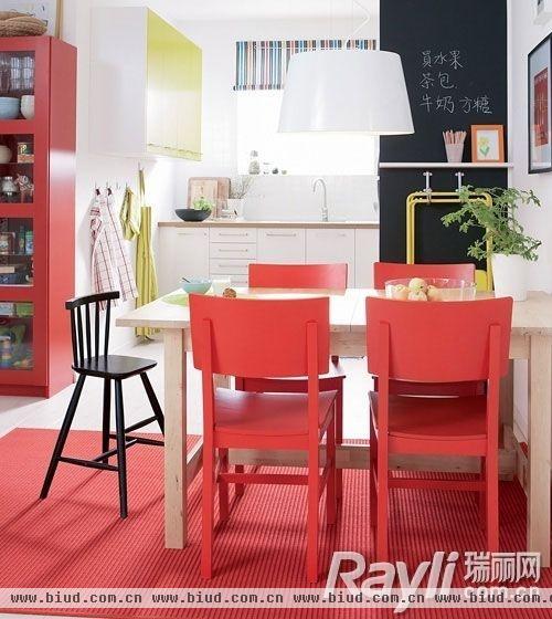 原木色餐桌与红色餐椅营造温暖感就餐时光　