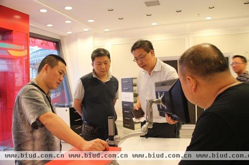 成都分公司总经理孔振东(左起三）向到访嘉宾演示并解说产品