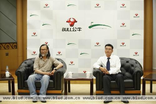 杨欣与公牛集团转换器营销副总经理张振江接受媒体群访