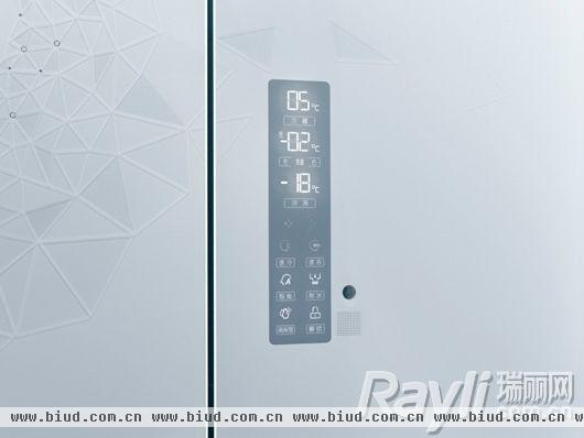 美的凡帝罗BCD-370WGPVA多门冰箱冰箱外观采用钢化玻璃面板，整体简洁大气，晶钻白的玻璃花纹，表面泛有浮雕效果。