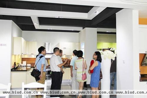 东莞市农业科学研究中心人员参观佳居乐橱柜展厅