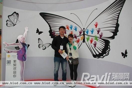 “从北京到索契“卡萨帝2013全民花滑之旅 在场媒体通过”Givemefive“ 收集掌印 为中国花滑运动员加油！