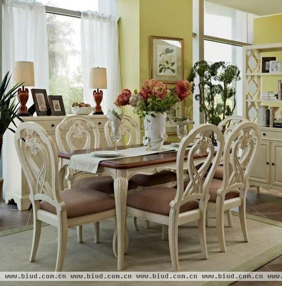 桌角是“米雪尔“系列别致和轻巧的设计，用带有凹槽的曲线长脚来表现家具的优雅