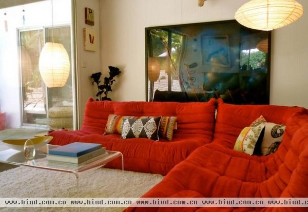 大红亮色沙发 简约富裕二居装修欣赏（图）