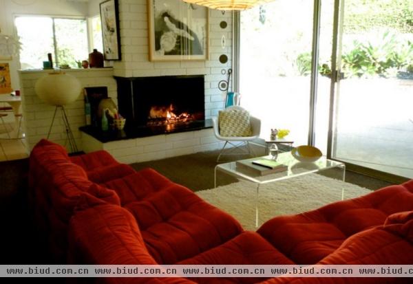 大红亮色沙发 简约富裕二居装修欣赏（图）