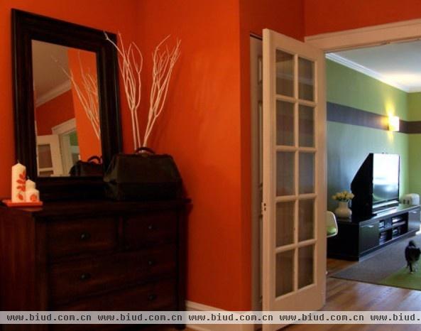 多彩背景墙 简约精致两居室公寓（图）
