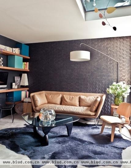 巴黎时尚现代公寓 客厅背景壁纸超级抢眼(图)