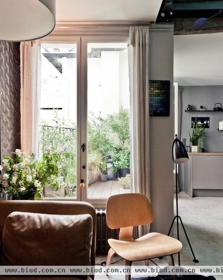 巴黎时尚现代公寓 客厅背景壁纸超级抢眼(图)