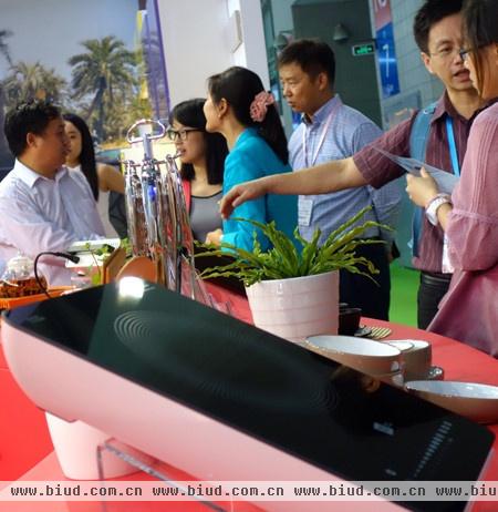 顾客在25日上海时尚家居展就米技新品向工作人员咨询