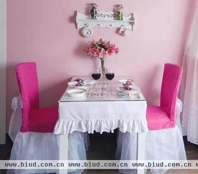 可爱的小餐厅，连凳子都是粉红色的，看来女主人是个粉红控哦 