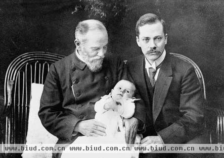 1913年-莫恩家族三代：发行人约翰内斯?莫恩，他的孙子和继承人汉斯 - 海因里希?海因里希?莫恩
