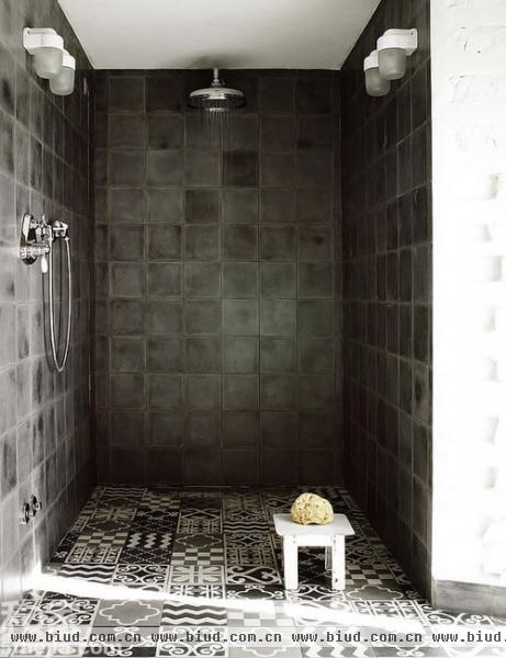 瓷砖全包围 9图小户卫浴间的现代肌理