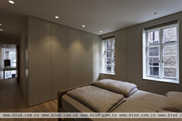 灰白地板安静装饰 伦敦透光隔间跃层公寓(图)