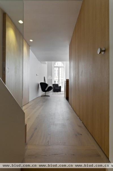 灰白地板安静装饰 伦敦透光隔间跃层公寓(图)