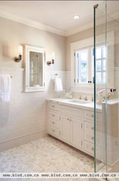 白色瓷砖铺贴的优雅卫浴
