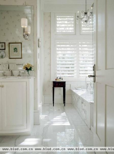 白色瓷砖铺贴的优雅卫浴